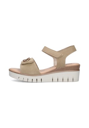 Sandalo beige con zeppa con cinturino regolabile alla caviglia, cinturino frontale con fibbia decorativa e suola in gomma bianca scanalata.