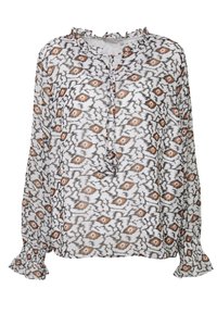 Langemouwenblouse van lichtgewicht stof met een witte achtergrond en een zwart-oranje geometrisch patroon, voorzien van een gerimpelde halslijn en manchetten.