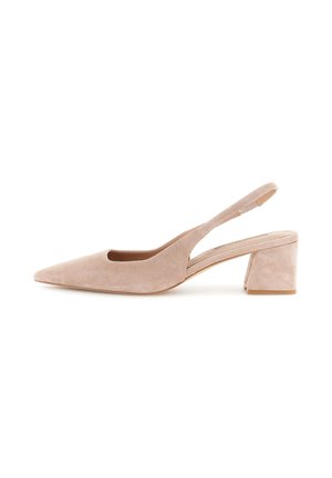 Beige suède slingback pump met spitse neus en lage blokhak op een witte achtergrond.