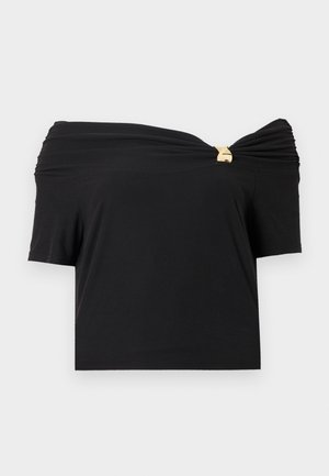 Schwarzes Schulterfreies Kurzarm-Oberteil mit gerafftem Ausschnitt, der an einer Seite von einem kleinen goldenen Metallakzent zusammengehalten wird.