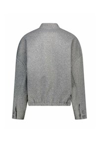 Giacca grigia a maniche lunghe con un sottile motivo a spina di pesce, polsini con bottoni e orlo corto leggermente arricciato, vista da dietro.