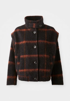 Donker fuzzy jack met een oranje geruit patroon, hoge kraag met knoop, en vijf knopen aan de voorkant, weergegeven op een witte achtergrond.