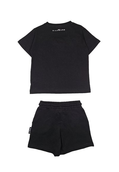 T-shirt in cotone nero con maniche corte e scollo rotondo, abbinato a pantaloni corti neri con vita elasticizzata, entrambi con un design minimalista.