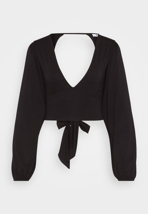 Musta crop top, jossa on pitkät puff-hihat, syvä V-pääntie ja solmimisprosessilla varustettu vyötärö, valmistettu sileästä ja joustavasta kankaasta.
