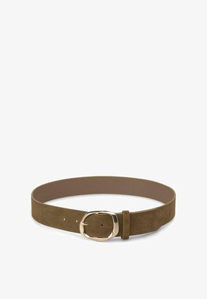 Cintura in camoscio marrone con fibbia dorata tonda e passante in pelle abbinato su sfondo bianco.