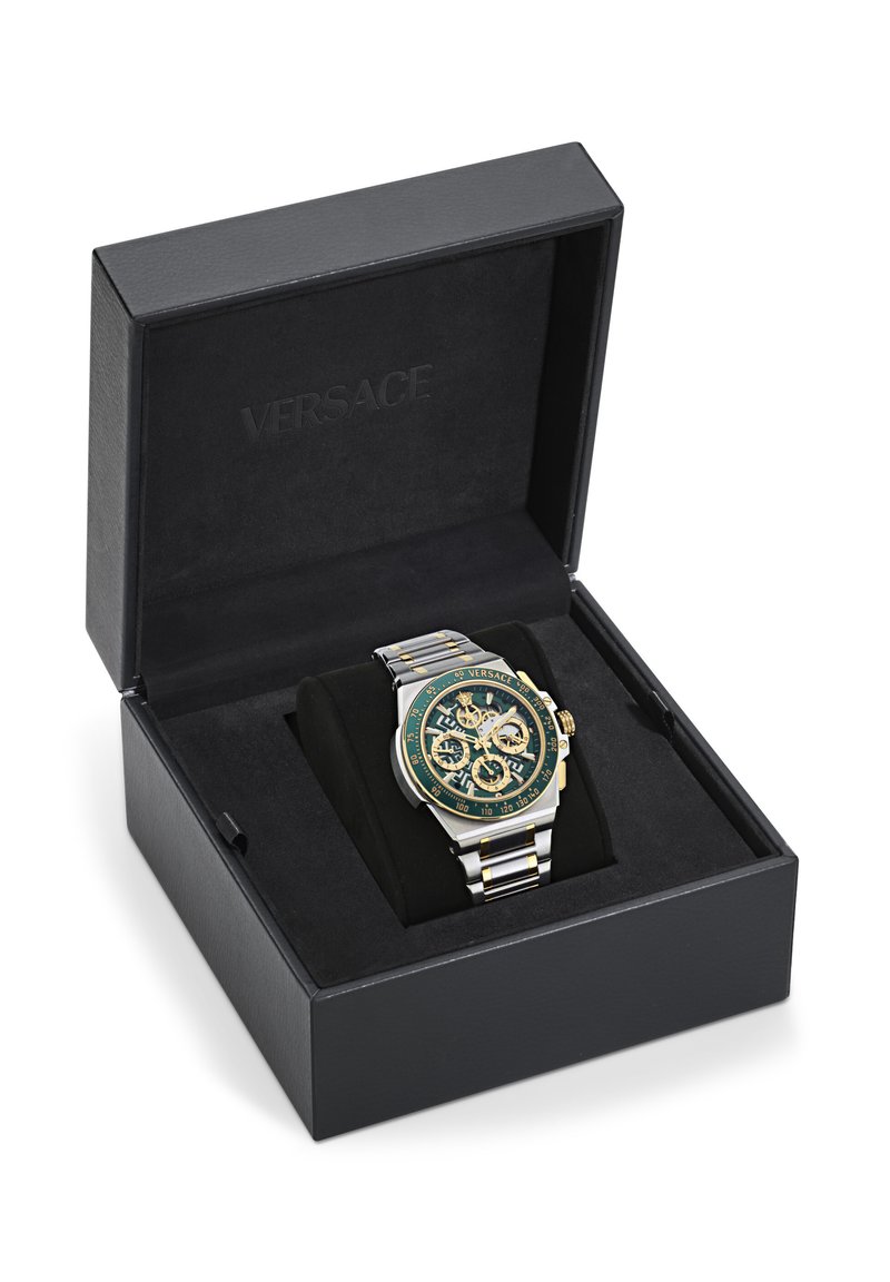 Orologio Versace in una scatola nera. Caratterizzato da un quadrante verde con dettagli dorati, bracciale in argento e oro, design cronografo e logo a ore 12.