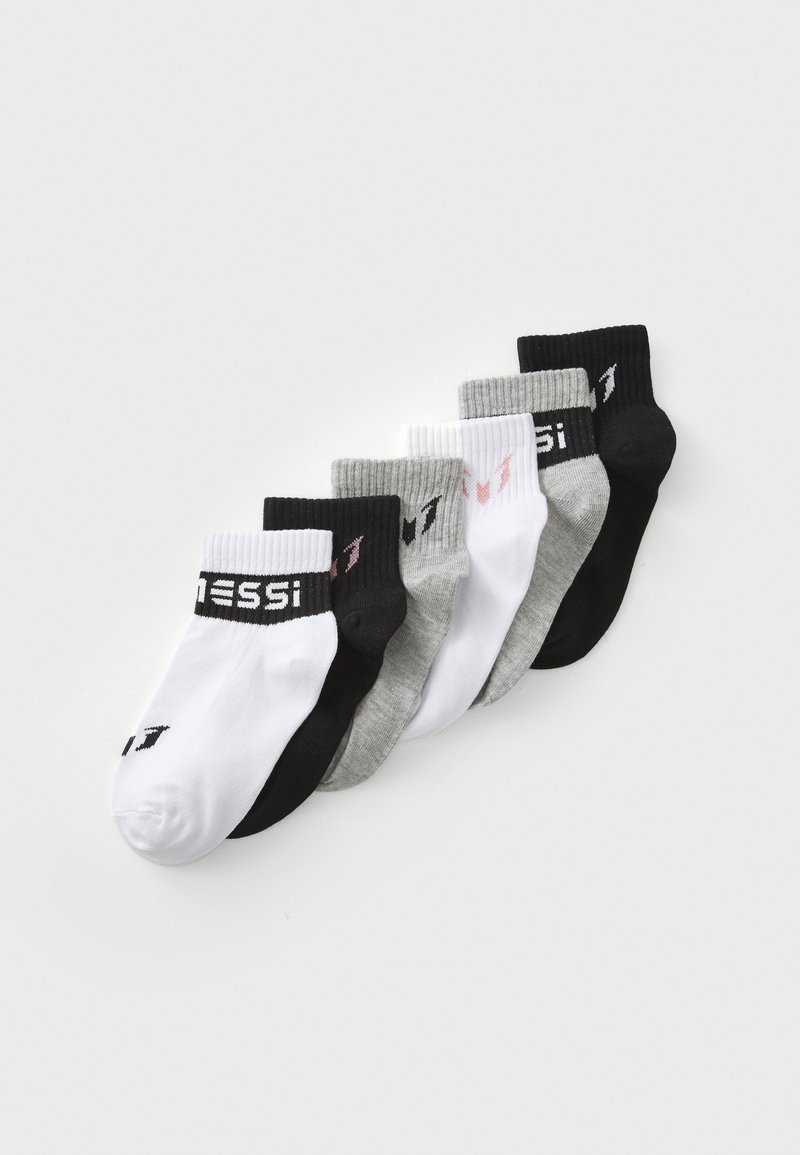 Sei paia di calzini alla caviglia in nero, bianco e grigio. Ogni paio presenta un bordo a coste e un logo stampato sul lato. Materiale morbido in misto cotone.