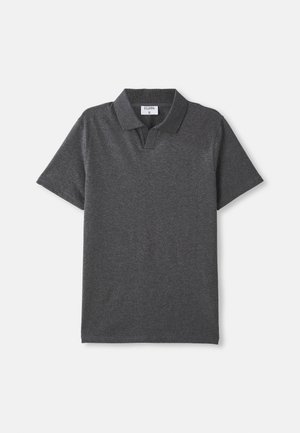 Polo de manga corta color gris carbón con cuello y sin botones visibles, dispuesto sobre un fondo blanco.
