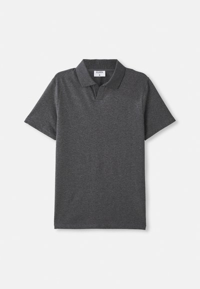 Charcoalgrijze polo met korte mouwen en een kraag, zonder zichtbare knopen, liggend op een witte achtergrond.