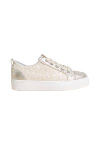 Sneakers con una toma superiore beige chiaro testurizzata caratterizzata da paillettes, inserti in pelle argentata sulla punta e sul tallone, e una suola in gomma bianca.