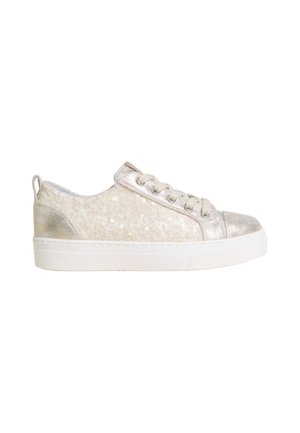 Sneakers con una toma superiore beige chiaro testurizzata caratterizzata da paillettes, inserti in pelle argentata sulla punta e sul tallone, e una suola in gomma bianca.