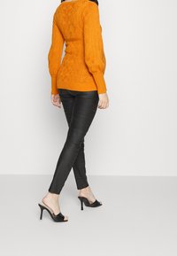 MAMALICIOUS Stickad tröja - orange