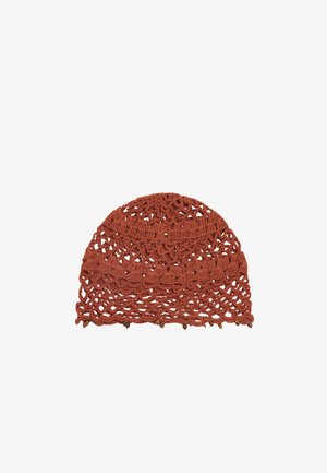 Brązowa czapka z dzianiny na szydełku z ażurowym wzorem i małymi ozdobnymi koralikami wzdłuż dolnej krawędzi, prezentowana na białym tle.