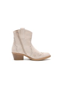 Botines de ante beige con cremallera lateral, tachuelas decorativas y detalles estampados, que cuentan con un tacón de madera apilada.