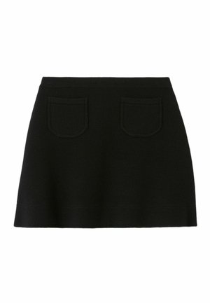 Mini falda de punto negra con cinturilla ajustada, dos bolsillos traseros y una silueta acampanada. Textura suave con líneas limpias.
