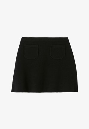 Jupe mini en maille noire avec une taille ajustée, deux poches arrière et une silhouette évasée. Texture lisse avec des lignes épurées.