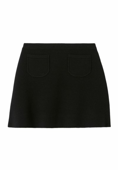 Jupe mini en maille noire avec une taille ajustée, deux poches arrière et une silhouette évasée. Texture lisse avec des lignes épurées.
