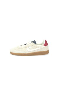 Sneaker in suede crema con logo bianco, linguetta blu navy, accentuazione rossa sul tallone e suola in gomma color cuoio; presenta lacci tradizionali e superficie testurizzata.