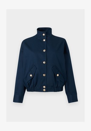 Σκούρο μπλε μπουφάν με ψηλό γιακά, χρυστά κουμπιά με κλιπ στο μπροστινό μέρος, ελαστική ρίγα στη μέση, και δύο μπροστινές τσέπες με καπάκι και κλείσιμο με χρυστά κουμπιά.