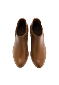 Chaussures en cuir marron à enfiler avec une surface lisse, bout rond et panneaux latéraux en élastique. Semelle en caoutchouc plate avec un motif de bande de roulement minimal.