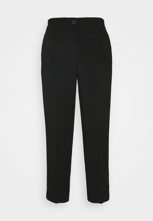 Zwarte, op maat gemaakte rechte broek met plooien aan de voorkant, tailleband met knoopsluiting en riemlussen tegen een witte achtergrond.