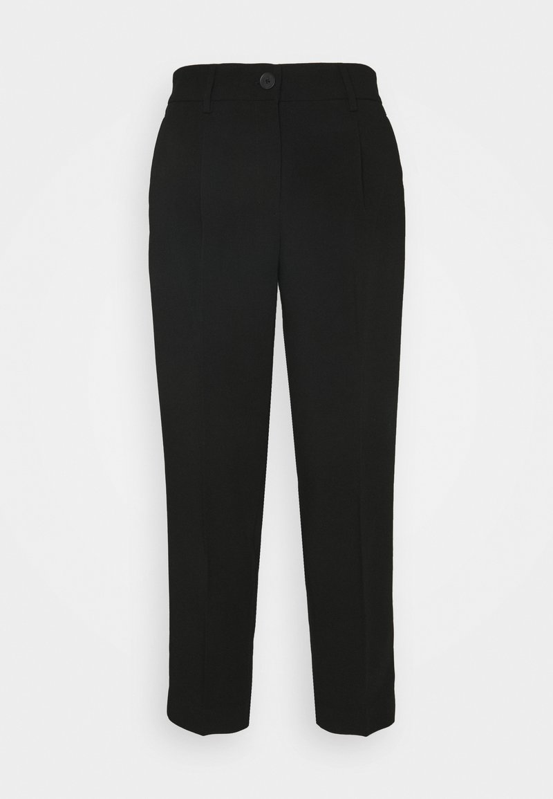 Pantalon noir droit confectionné, avec plis à l'avant, taille avec fermeture par bouton et passants pour ceinture sur fond blanc.