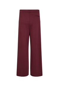 Pantaloni a gamba larga color borgogna realizzati in tessuto morbido. Presentano una cintura con una tasca posteriore discreta, una texture liscia e senza accessori visibili.