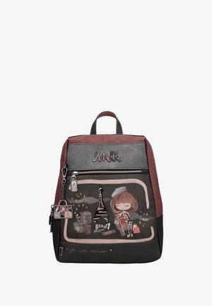 Mochila con un diseño en gris y burdeos, que presenta una ilustración de dibujos animados de París, un bolsillo frontal con cremallera y un charm decorativo.