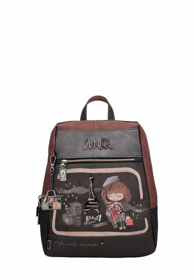 Mochila con un diseño en gris y burdeos, que presenta una ilustración de dibujos animados de París, un bolsillo frontal con cremallera y un charm decorativo.