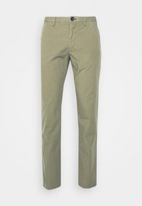 Chinosy w kolorze oliwkowej zieleni wykonane z wytrzymałej bawełny, z zapięciem na guziki, bocznymi kieszeniami oraz prostą nogawką. Gładka faktura.