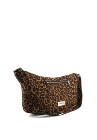 Schultertasche mit Leopardenmuster aus Stoff, ausgestattet mit einer mit Reißverschluss versehenen Fronttasche und einem breiten Schultergurt. Braunes und schwarzes Muster.