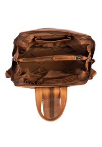 Tan nahkahandbag, jossa on vetoketjullinen päällinen, useita lokeroita, sileä sisävuori ja kaksinkertaiset tukevat kahvat helppoa kantamista varten.