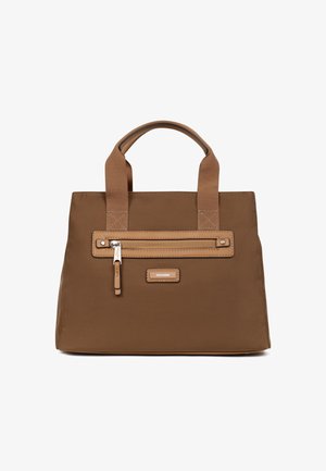 Borsa tote in nylon marrone con accenti in ecopelle beige a contrasto, manici superiori e una tasca frontale con zip metallica. Inclusa placca con logo.