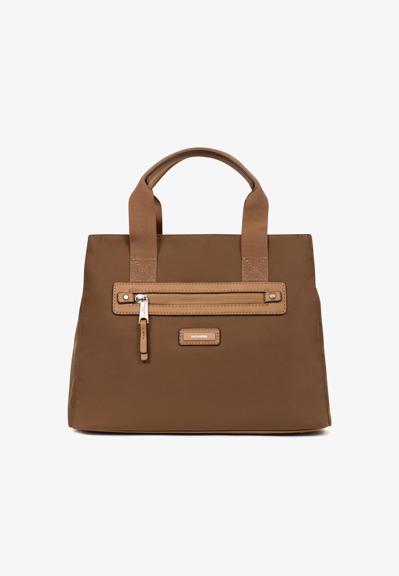 Borsa tote in nylon marrone con accenti in ecopelle beige a contrasto, manici superiori e una tasca frontale con zip metallica. Inclusa placca con logo.