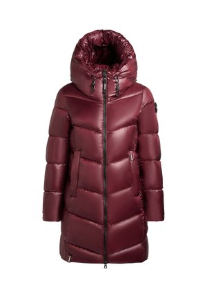Burgunderfarbene Pufferjacke mit hohem Kragen, Reißverschluss, rechteckigen Taschen und Zickzack-Steppmuster. Glatte, glänzende Textur.