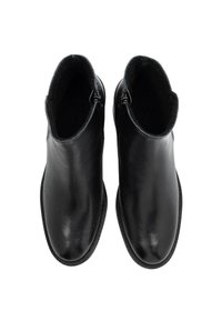 Ein Paar schwarze Lederstiefeletten von oben gezeigt, mit seitlichen Reißverschlüssen und runden Zehen auf einem weißen Hintergrund.