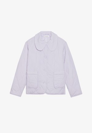 Chaqueta de lilas acolchada con cuello redondeado, cierre de botones en la parte delantera y dos grandes bolsillos de parche. Tejido suave con un sutil patrón de diamantes.