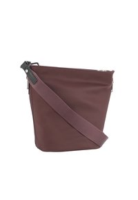 Borsa a spalla borgogna realizzata in tessuto liscio, con una tracolla diagonale e chiusura con zip. Forma semplice e triangolare con dettagli minimi.