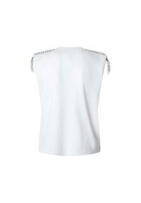 Valge ilma varrukateta topp pehmest kangast ümmarguse kaeluse järgi. Omab sõlmitud frantsi üksikasju õlavarre õmbluse ääres.