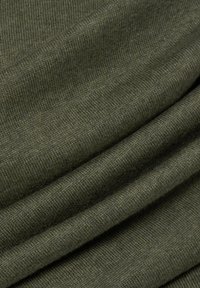 Tessuto a maglia verde oliva con una texture fine, che mostra pieghe stratificate e una finitura liscia, evidenziando la qualità del materiale.