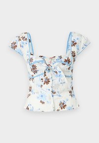 Top corto floreale in azzurro chiaro e bianco, con motivi floreali marroni, maniche a sbuffo corte e un dettaglio con legatura frontale e orlo arricciato.