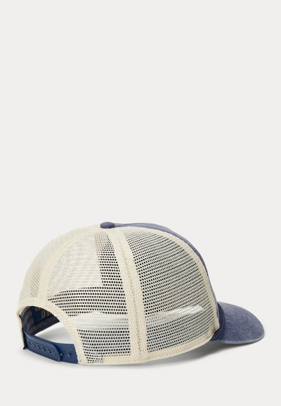 Sinise ja beežika võrguga autojuhi nokamüts, reguleeritavast plastikust snapback sulguriga, nähtav tagant valgel taustal.