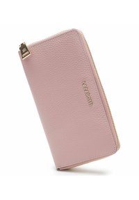 Portafoglio in pelle texture rosa con zip dorata e logo in rilievo. Presenta una forma rettangolare e dettagli delle cuciture lisci.