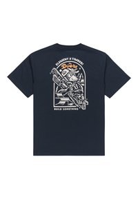Marineblaue Baumwoll-T-Shirt mit einem Grafikdesign eines Bären, der Werkzeuge hält, und dem Text "ELEMENT X TIMBER! BAUE ETWAS" in Weiß und Orange.
