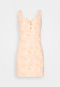 Różowa sukienka w kwiatowy wzór z kwadratowym dekoltem, bez rękawów i trzema dekoracyjnymi guzikami z przodu. Gładka textura.