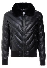 Černá kožená bomber bunda s vzorem ve tvaru chevron, s huňatým černým kožešinovým límcem a pružnými manžetami. Dvě boční kapsy na zip.