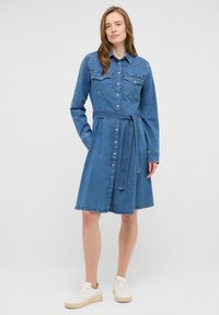 Denim kleit pikaade varrukatega, kraega, nööbiplakeeringuga, kahte rinna taskuga ja vööga, keskmises sinises pesus.