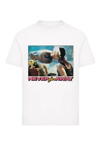 Hvid bomulds T-shirt med et grafisk design af en karakter og en alien, der rører næser, med teksten "ALDRIG langt VÆK" i pink og gul.