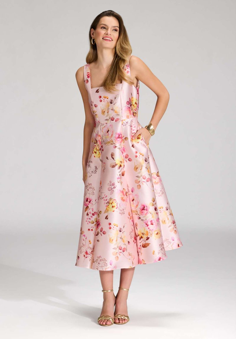 Blumengemustertes Kleid aus pinkem Satin mit quadratischem Ausschnitt, breiten Trägern und Taschen, fließender Silhouette und knielanger Länge.