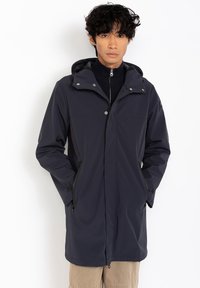 Chaqueta con capucha impermeable de color navy, con cremallera frontal, bolsillos laterales y un ajuste entallado, fabricada con un tejido suave y duradero.
